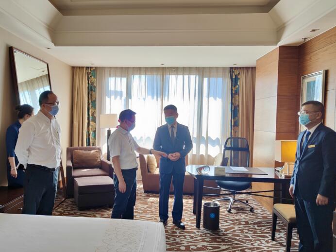 集团党委委员、董事郑贵林检查指导酒店疫情防控和防汛工作