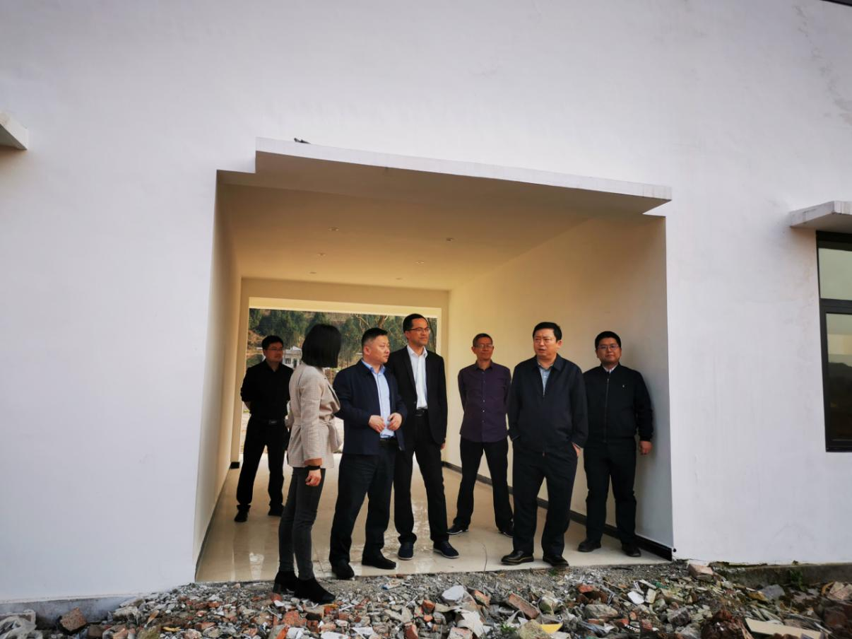 尊龙凯时集团党委副书记、董事陈日到邓家沟村开展帮扶工作