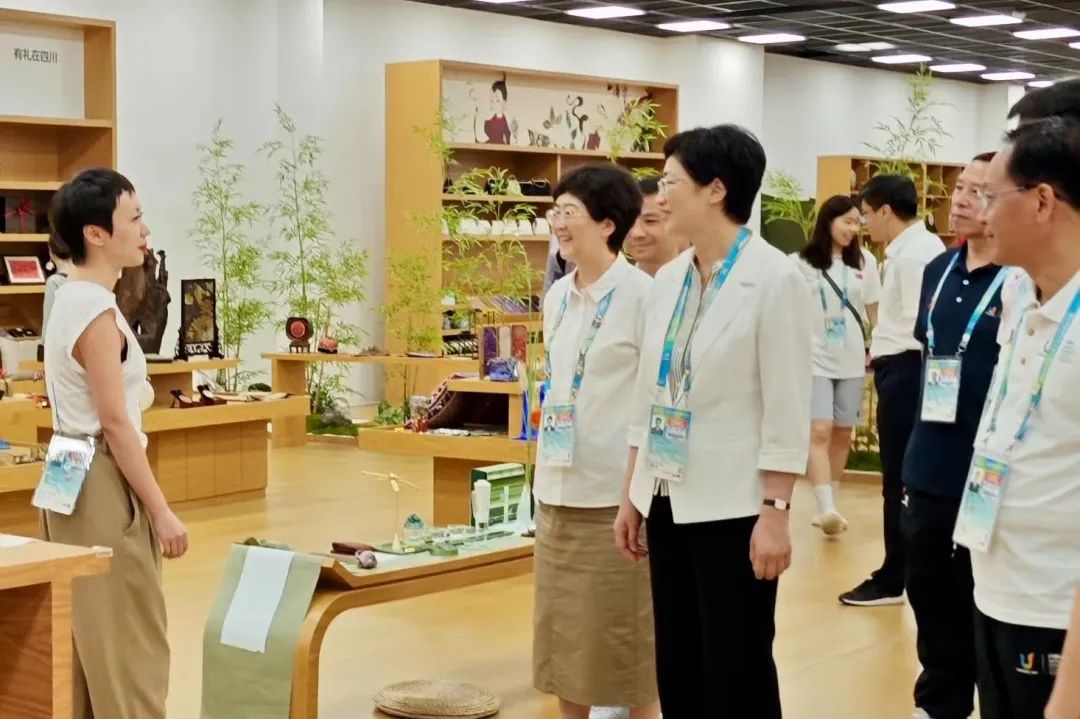 省、市领导视察大运村“有礼在四川”四川特色商品馆