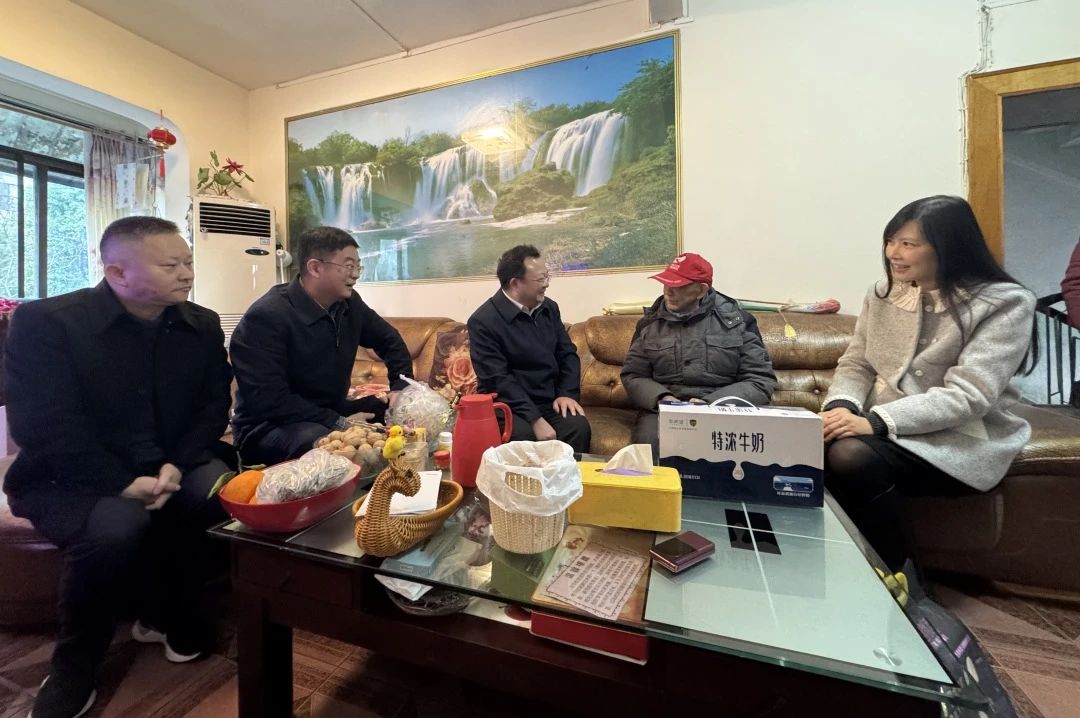 省国资委党委委员、副主任何政走访慰问省尊龙凯时集团老党员、老干部